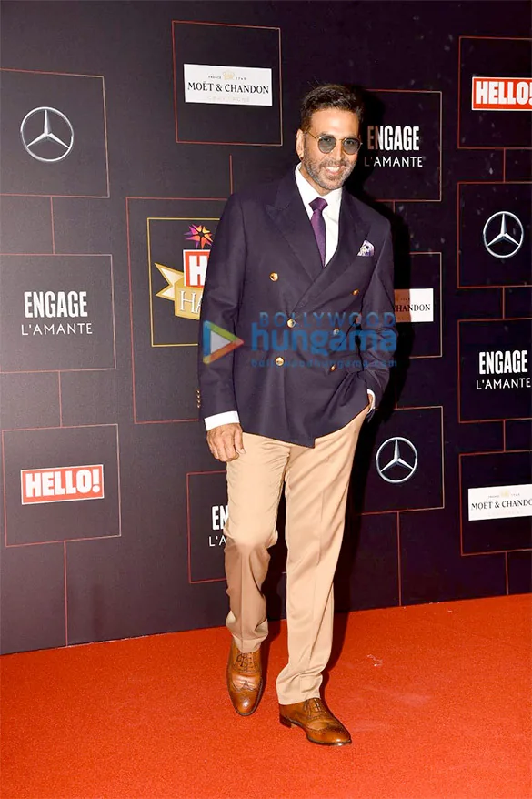 Akshay Kumar posing on the red carpet at the 2022 Hello Hall of Fame Awards.